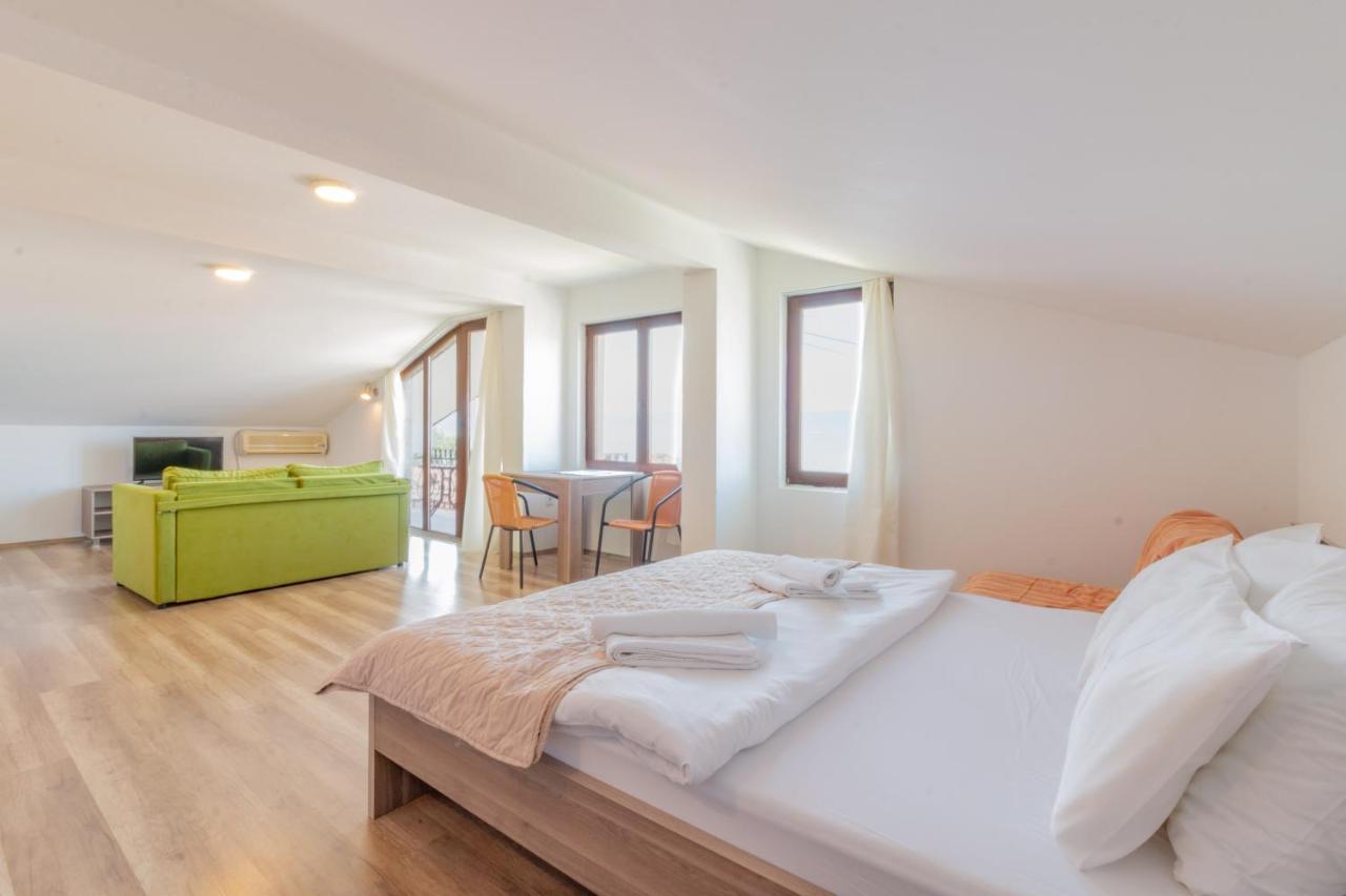 Et Larum Peštani Extérieur photo