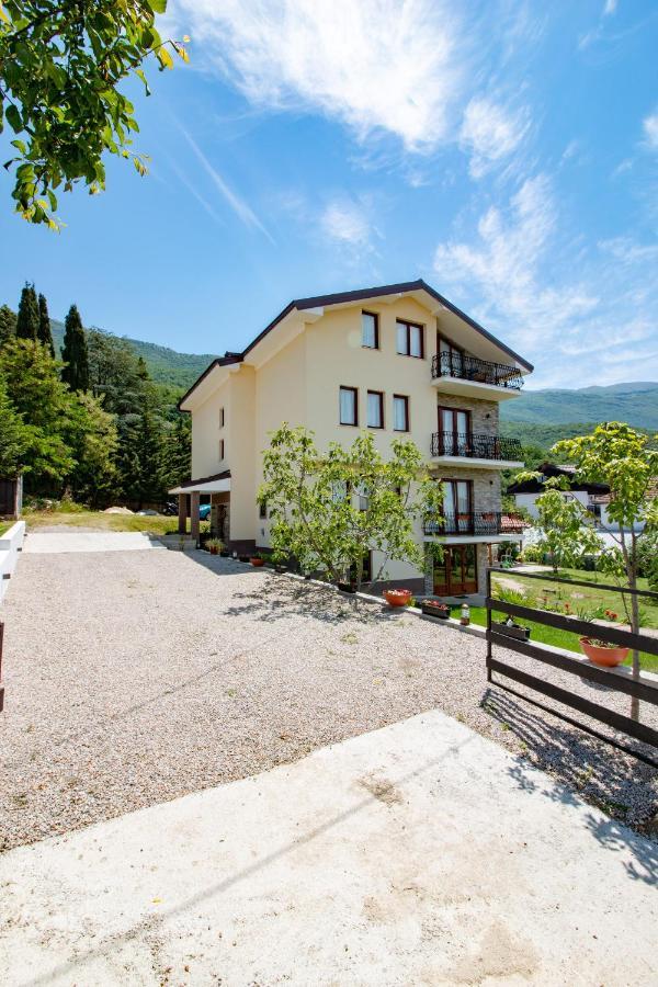 Et Larum Peštani Extérieur photo
