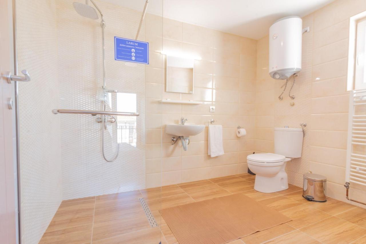 Et Larum Peštani Extérieur photo