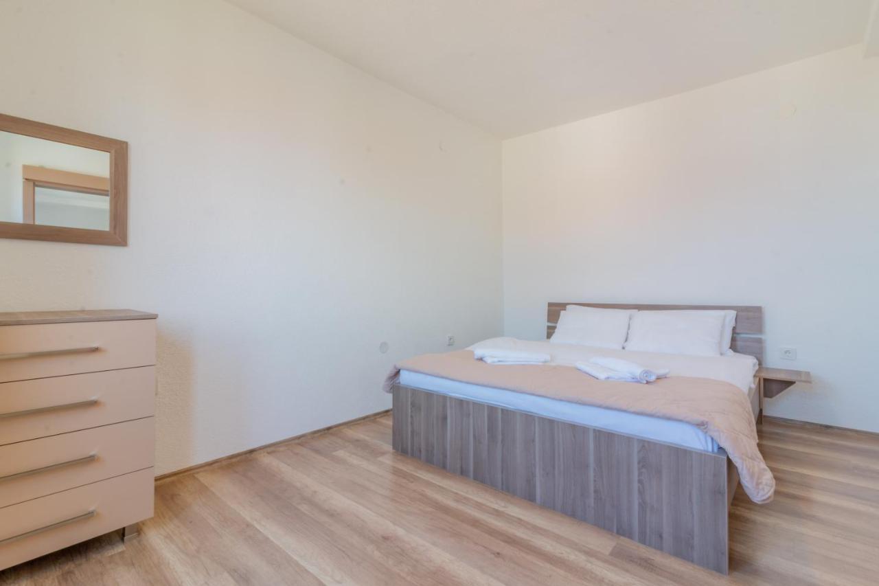 Et Larum Peštani Extérieur photo