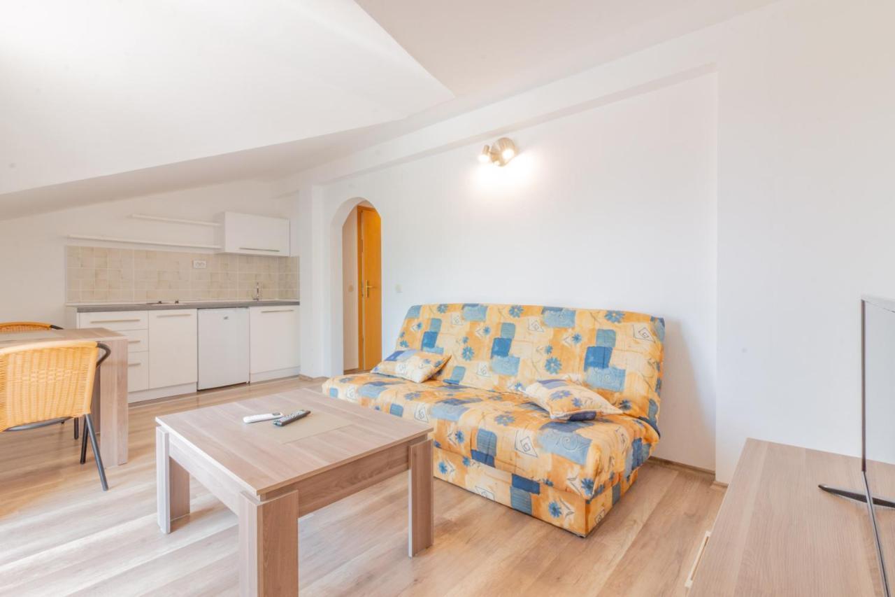 Et Larum Peštani Extérieur photo