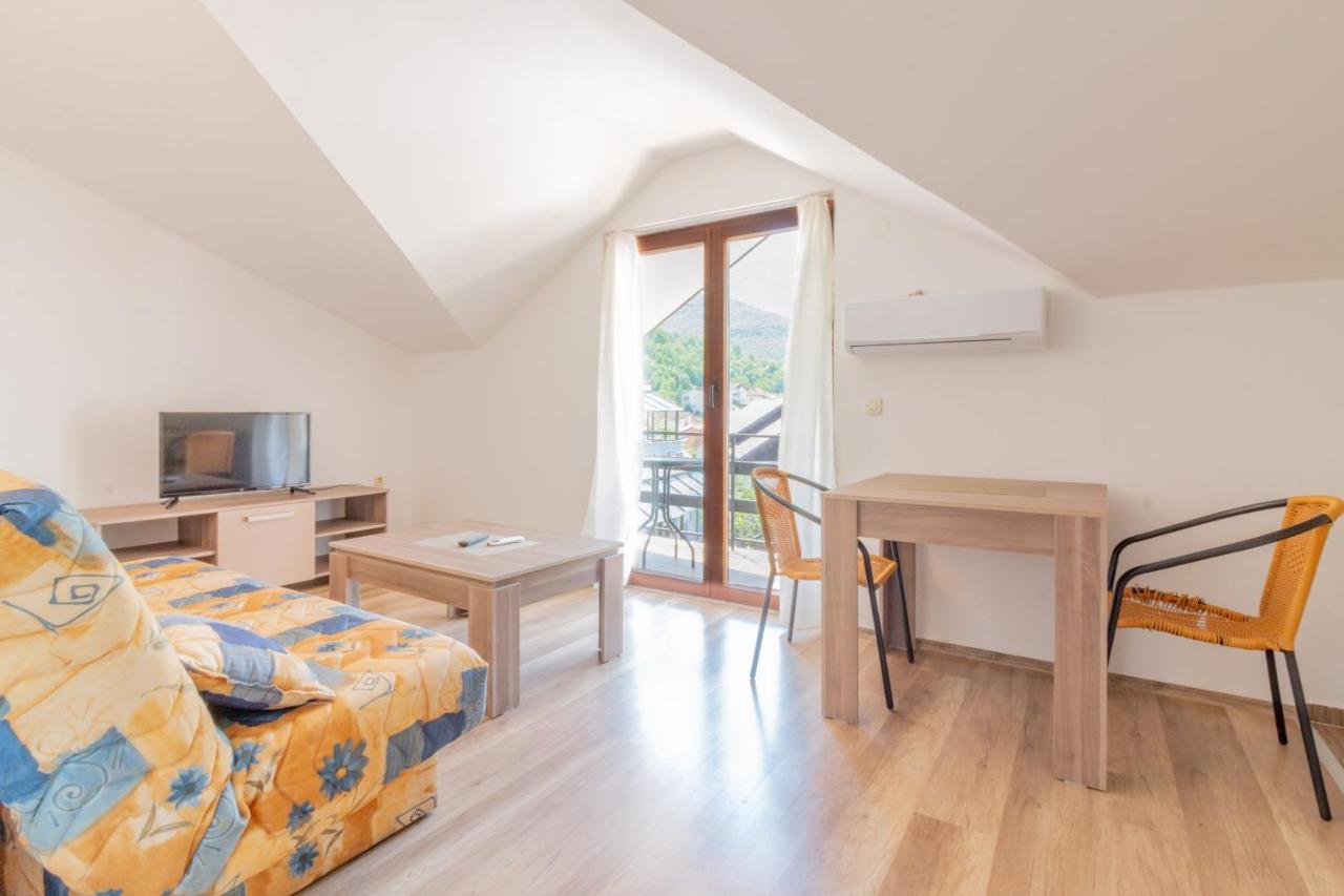 Et Larum Peštani Extérieur photo