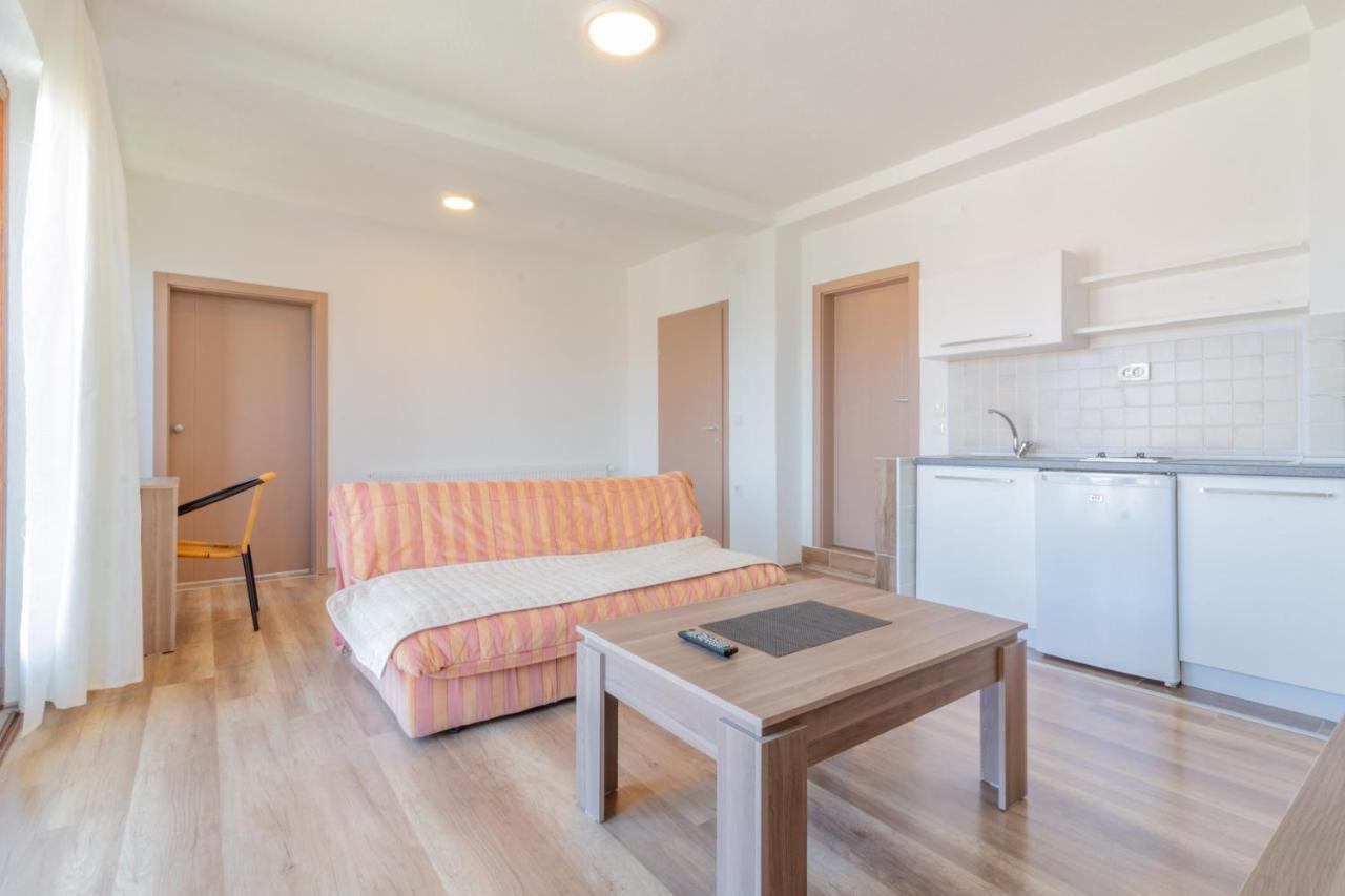 Et Larum Peštani Extérieur photo